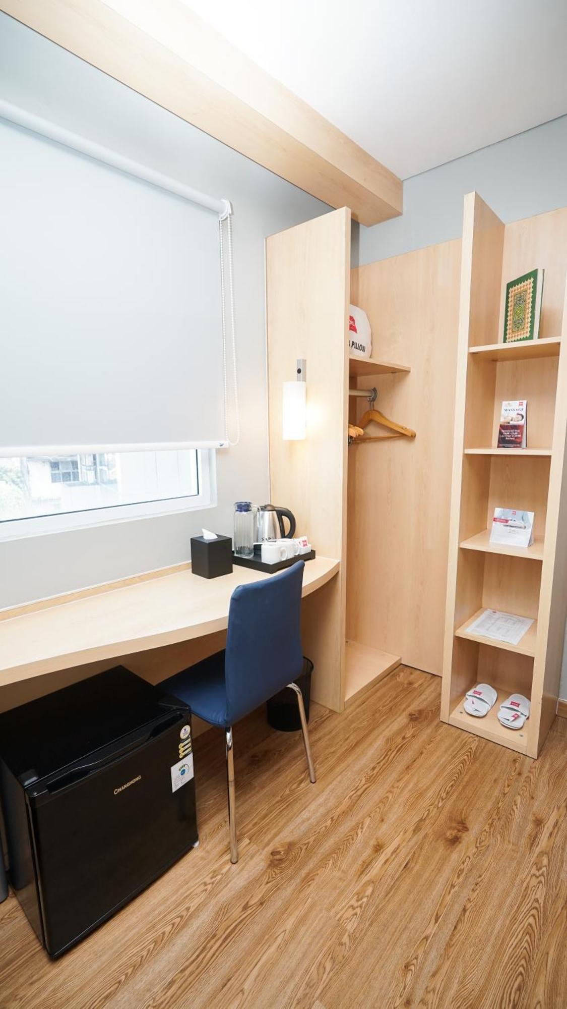 Ibis Jakarta Senen Exterior foto