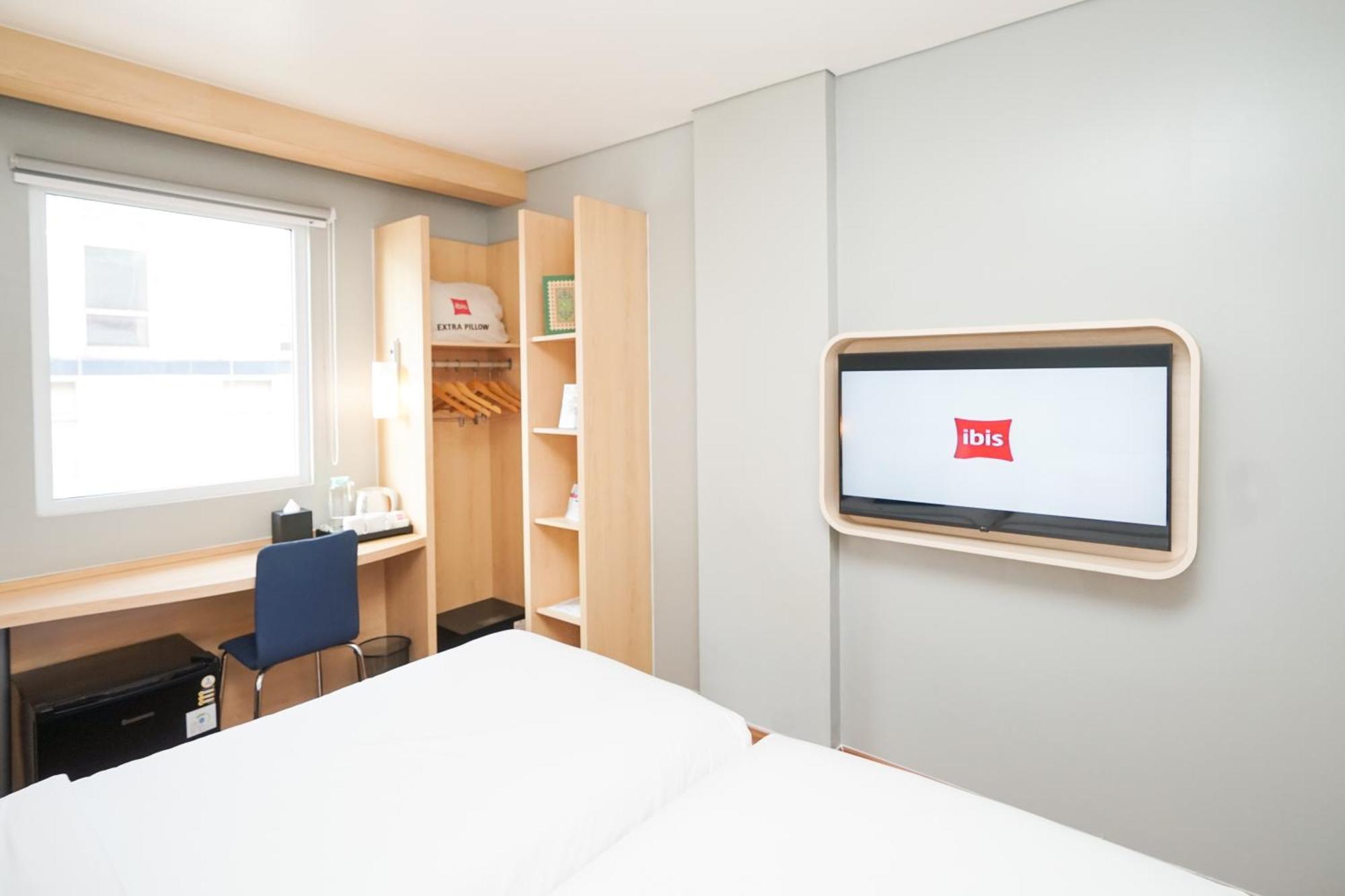 Ibis Jakarta Senen Exterior foto