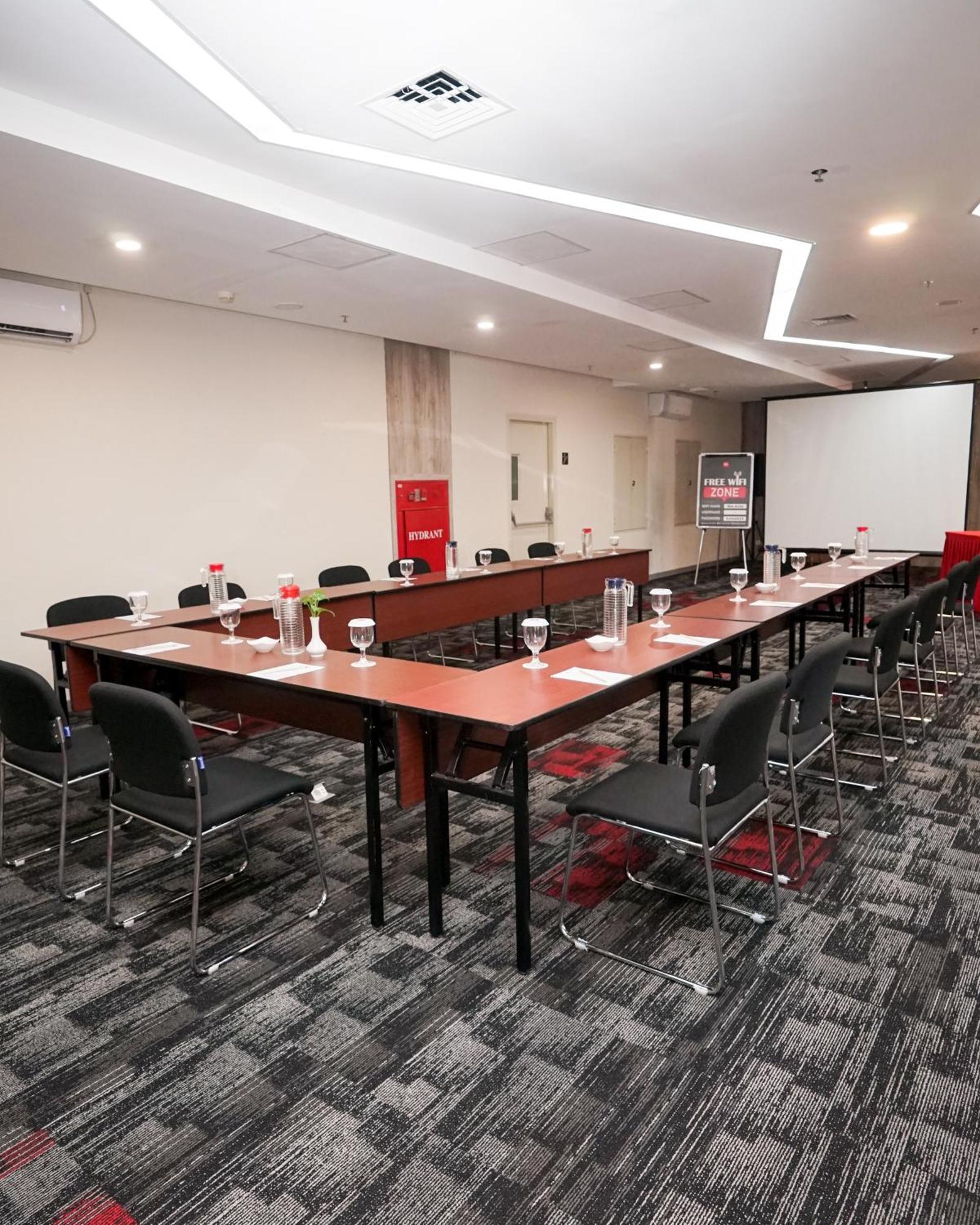 Ibis Jakarta Senen Exterior foto